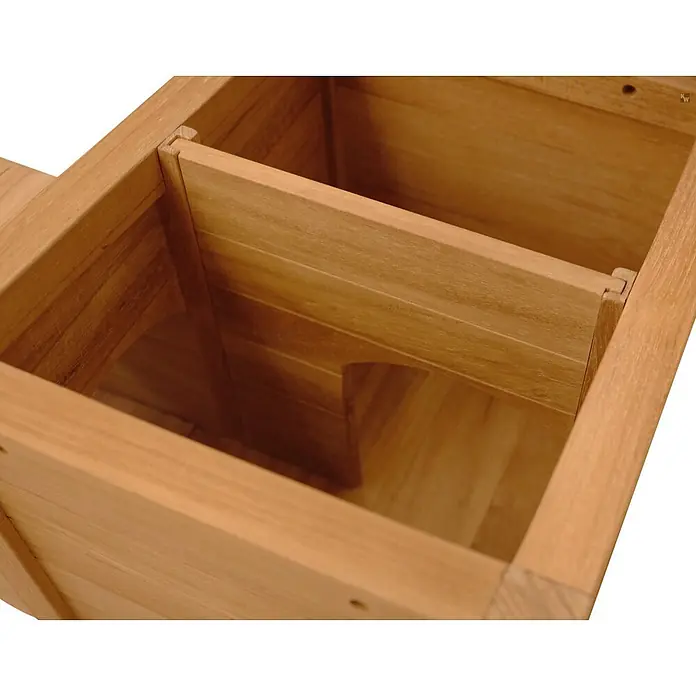 Teak Igelhaus Friesenlaub als Igelhotel 36 x 45 cm Massivholz montiert -  - Innenansicht einer hellbraunen Holzkiste mit Fächern, eines davon mit einem halbrunden Ausschnitt.