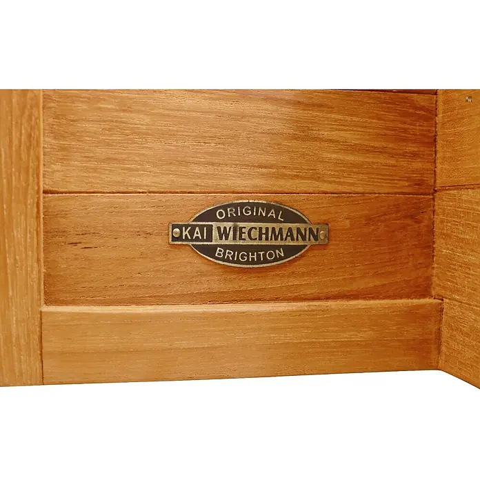Teak Igelhaus Friesenlaub als Igelhotel 36 x 45 cm Massivholz montiert -  - Hellbraune Holzoberfläche mit einem ovalen, messingfarbenen Markenschild „ORIGINAL KAI WIECHMANN BRIGHTON“.