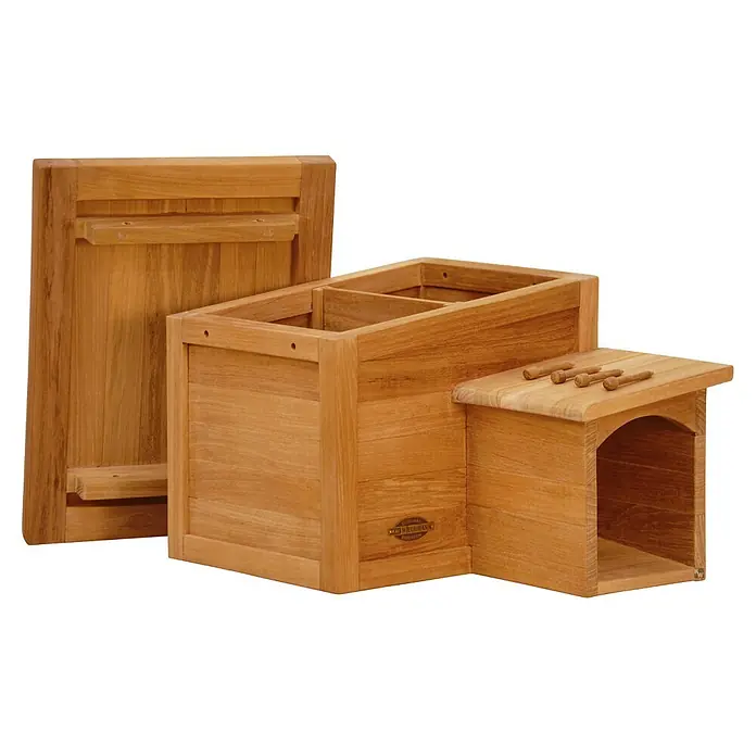 Teak Igelhaus Friesenlaub als Igelhotel 36 x 45 cm Massivholz montiert -  - Modulares hellbraunes Tierhaus oder Gartenfutterstation aus Holz mit mehreren Fächern und Sitzstangen.