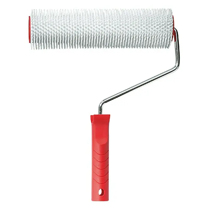 Heka Stachelentlüftungsroller - Breite: 24 cm - Abgebildeter ist ein Stachelwalze, ein Werkzeug zum Entlüften von Epoxidharz, mit einem roten Griff und einer silbernen Halterung.