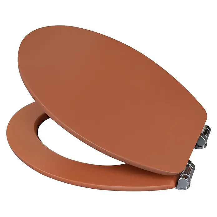 Poseidon WC-Sitz - MDF, Red Ash, Mit Absenkautomatik - Brauner Toilettensitz mit Chromscharnieren, leicht geöffnet.