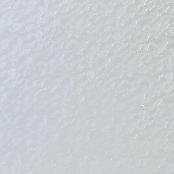 D-c-fix Static Premium Glasfolie Snow - 150 x 67,5 cm, Transluzent, Statisch haftend - Nahaufnahme einer strukturierten, weißen Kunststoffoberfläche, die ein subtiles, sich wiederholendes Muster aufweist und für Textilien oder dekorative Paneele geeignet ist.
