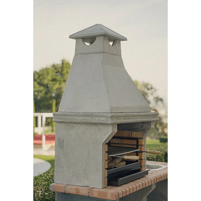 Sotnas Barbacoa de obra Ibiza - Gris/Ladrillo, An x Pr x Al: 168 x 60 x 219 cm, Superficie parrilla: 60 x 38 cm, Con fregadero - Barbacoa exterior de hormigón gris y ladrillo con chimenea y parrillas metálicas sobre una encimera de ladrillo.