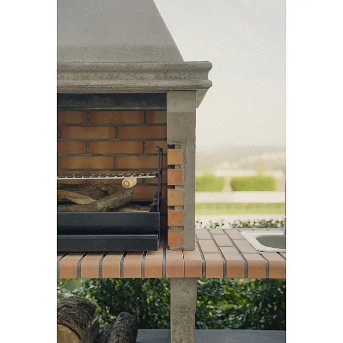 Sotnas Barbacoa de obra Ibiza - Gris/Ladrillo, An x Pr x Al: 168 x 60 x 219 cm, Superficie parrilla: 60 x 38 cm, Con fregadero - Una barbacoa de obra y hormigón con parrilla metálica y leña.