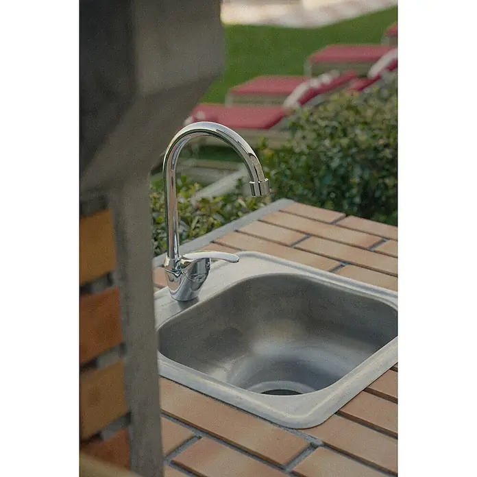 Sotnas Barbacoa de obra Ibiza - Gris/Ladrillo, An x Pr x Al: 168 x 60 x 219 cm, Superficie parrilla: 60 x 38 cm, Con fregadero - Fregadero exterior de acero inoxidable con grifo cromado en encimera de ladrillo.