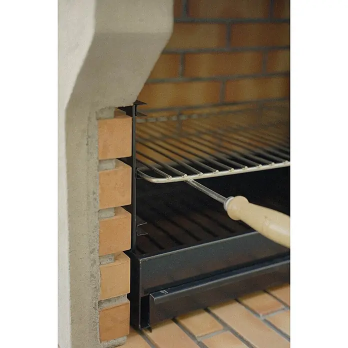 Sotnas Barbacoa de obra Ibiza - Gris/Ladrillo, An x Pr x Al: 168 x 60 x 219 cm, Superficie parrilla: 60 x 38 cm, Con fregadero - Parrilla de acero inoxidable con mango de madera clara, colocada dentro de una barbacoa de ladrillo.