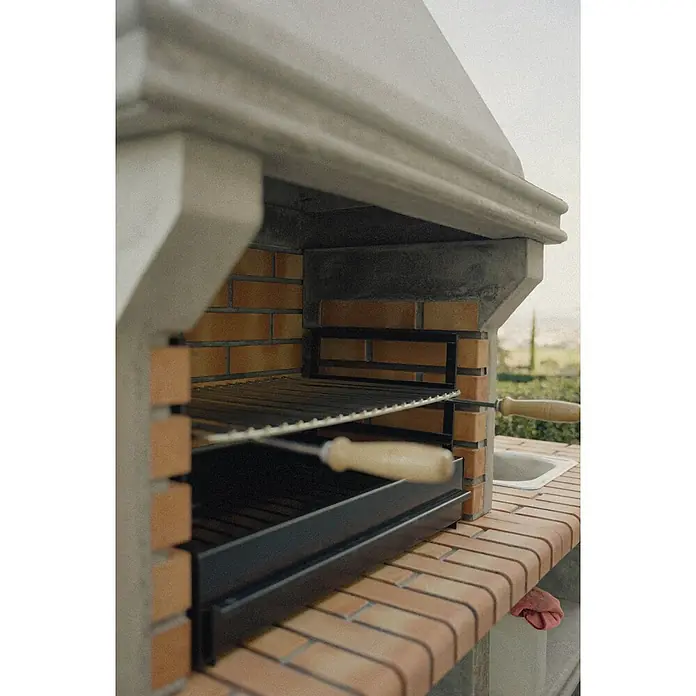 Sotnas Barbacoa de obra Ibiza - Gris/Ladrillo, An x Pr x Al: 168 x 60 x 219 cm, Superficie parrilla: 60 x 38 cm, Con fregadero - Parrilla exterior de ladrillo y hormigón con rejillas metálicas ajustables y un pequeño fregadero.
