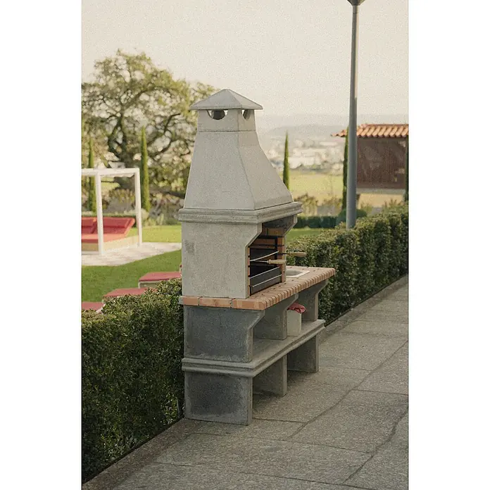 Sotnas Barbacoa de obra Ibiza - Gris/Ladrillo, An x Pr x Al: 168 x 60 x 219 cm, Superficie parrilla: 60 x 38 cm, Con fregadero - Barbacoa exterior de hormigón y ladrillo con chimenea y mostrador lateral en un patio.