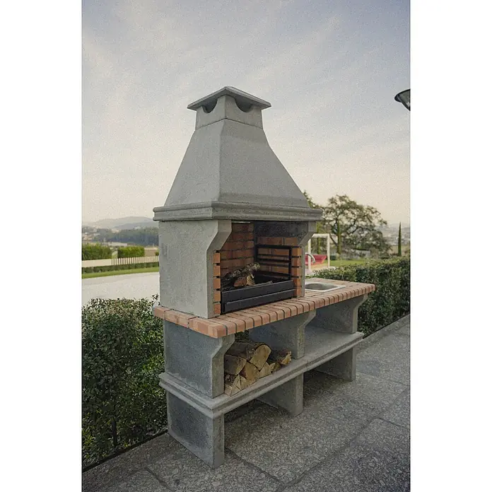 Sotnas Barbacoa de obra Ibiza - Gris/Ladrillo, An x Pr x Al: 168 x 60 x 219 cm, Superficie parrilla: 60 x 38 cm, Con fregadero - Barbacoa exterior de hormigón gris y ladrillo con parrilla, fregadero y leña apilada.