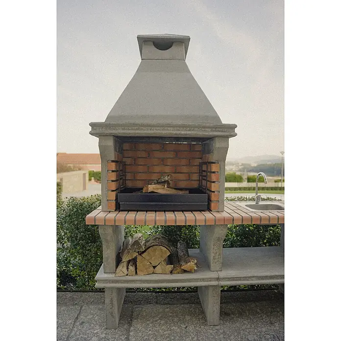 Sotnas Barbacoa de obra Ibiza - Gris/Ladrillo, An x Pr x Al: 168 x 60 x 219 cm, Superficie parrilla: 60 x 38 cm, Con fregadero - Barbacoa exterior de hormigón y ladrillo con chimenea, fregadero integrado y espacio para leña.