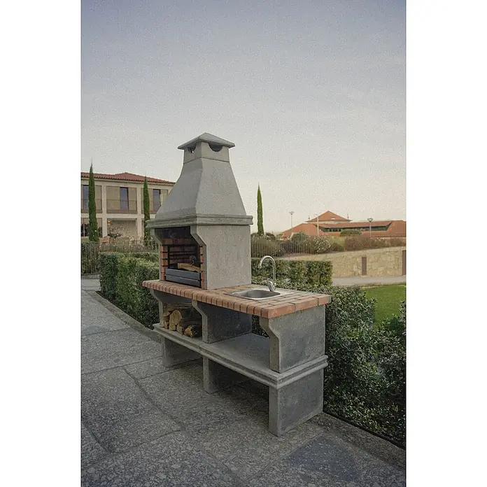 Sotnas Barbacoa de obra Ibiza - Gris/Ladrillo, An x Pr x Al: 168 x 60 x 219 cm, Superficie parrilla: 60 x 38 cm, Con fregadero - Barbacoa exterior de hormigón con detalles de ladrillo, fregadero integrado y leñera, en un patio.