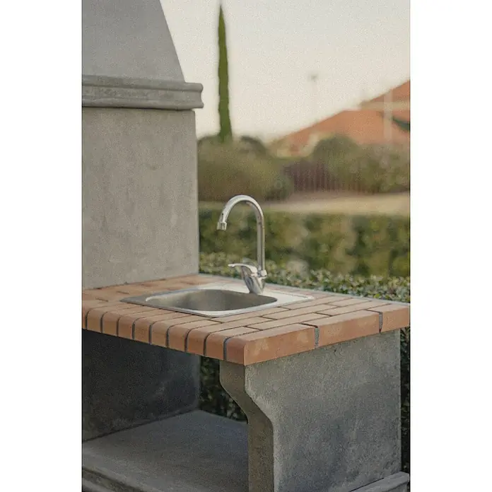 Sotnas Barbacoa de obra Ibiza - Gris/Ladrillo, An x Pr x Al: 168 x 60 x 219 cm, Superficie parrilla: 60 x 38 cm, Con fregadero - Fregadero exterior: base de hormigón y ladrillo, fregadero de acero inoxidable, grifo cromado.