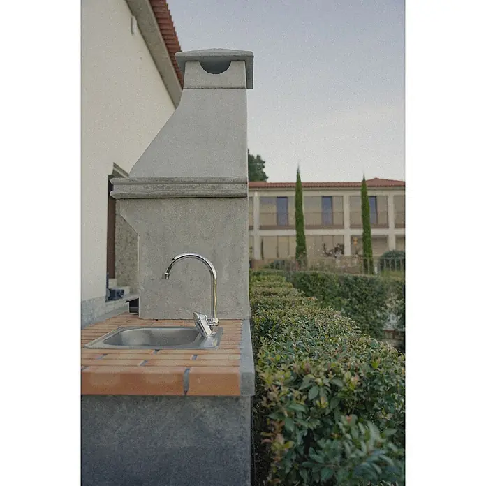 Sotnas Barbacoa de obra Ibiza - Gris/Ladrillo, An x Pr x Al: 168 x 60 x 219 cm, Superficie parrilla: 60 x 38 cm, Con fregadero - Fregadero exterior de acero inoxidable con grifo cromado, integrado en una encimera de ladrillo para cocina exterior.