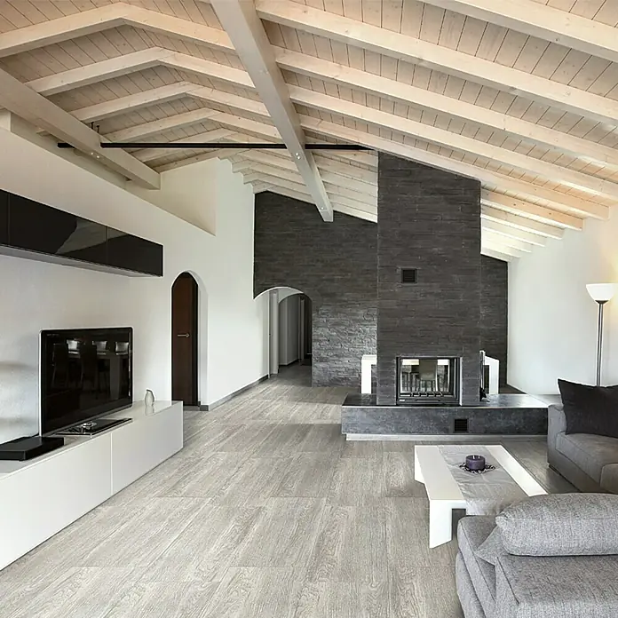 Feinsteinzeugfliese Saloon Silver - 30 x 60 cm, Grau/Silber, Matt - Ein modernes Wohnzimmer mit einem grossen grauen Kamin, hellen Holzbalken und einem TV-Bereich. Die Einrichtung ist stilvoll und minimalistisch.