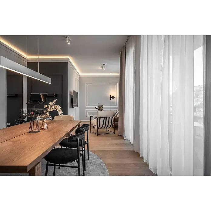 NOEL & MARQUET Eckleiste SM LxBxH: 200 x 9.5 x 10.5 cm 1 Stk. weiß -  - Moderner Essbereich mit langem Holztisch, schwarzen Stühlen und moderner Beleuchtung in offenem Wohnraum.