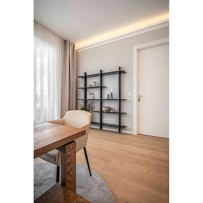 NOEL & MARQUET Eckleiste SM LxBxH: 200 x 9.5 x 10.5 cm 1 Stk. weiß -  - Hohes schwarzes Regal in einem modernen Raum, das Dekoartikel hält und Stauraum bietet.