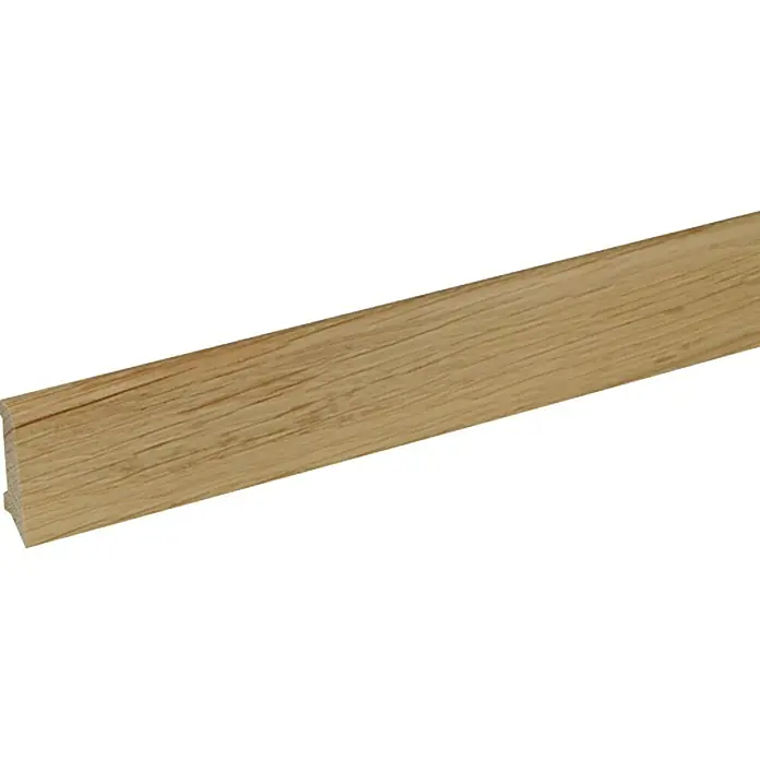 Sockelleiste - 240 cm x 11,4 mm x 40 mm, Eiche, Lackiert - Nahaufnahme einer hellbraunen Holzfußleiste mit deutlicher Maserung und einer profilierten Kante für Bodenbeläge.