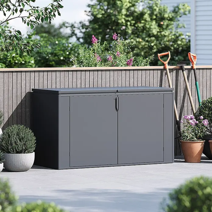 Weide Noble MAX Gartenbox 2400 L Stahl 2,1 m x 95 cm x H 120 cm Anthrazit -  - Dunkelgrauer Outdoor-Schrank mit Doppeltüren und Klappdeckel auf einer Terrasse, neben Gartengeräten und Topfpflanzen.
