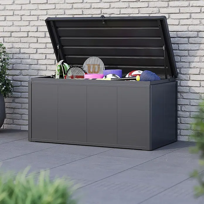 Weide Noble Gartenbox 450 L Stahl/Alu 1,2 m x 62 cm x H 60 cm Anthrazit -  - Dunkelgraue Outdoor-Aufbewahrungsbox mit offenem Deckel, gefüllt mit Sportgeräten. Ideal für die Terrassenorganisation.