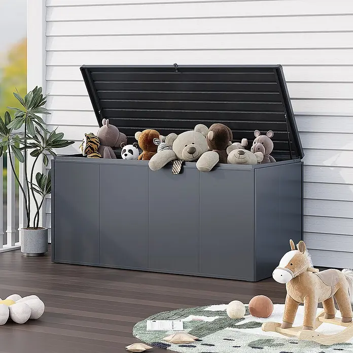 Weide Noble Gartenbox 2000 L Stahl/Alu 2,1 m x 95 cm x H 100 cm Anthrazit -  - Anthrazitfarbene Outdoor-Aufbewahrungsbox, Deckel offen, gefüllt mit Plüschtieren auf einer Holzterrasse.