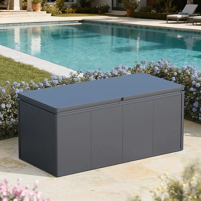 Weide Noble Gartenbox 830 L Stahl/Alu 1,6 m x 75 cm x H 70 cm Anthrazit -  - Dunkelgraue Outdoor-Aufbewahrungsbox mit Deckel, auf einer Terrasse neben einem Pool und blauen Blumen.