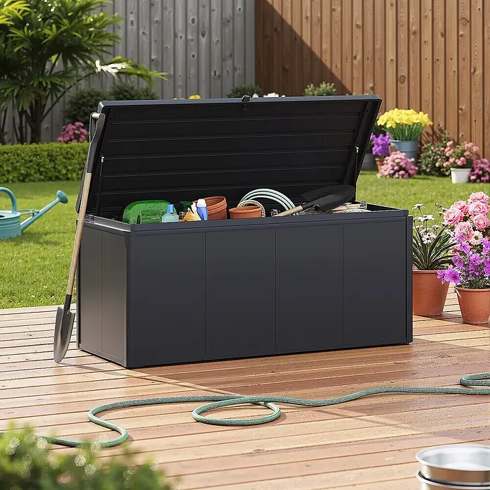 Weide Noble Gartenbox 640 L Stahl/Alu 1,52 m x 62 cm x H 68 cm Anthrazit -  - Dunkelgraue Gartenaufbewahrungsbox auf Holzterrasse, Deckel offen mit Gartengeräten.