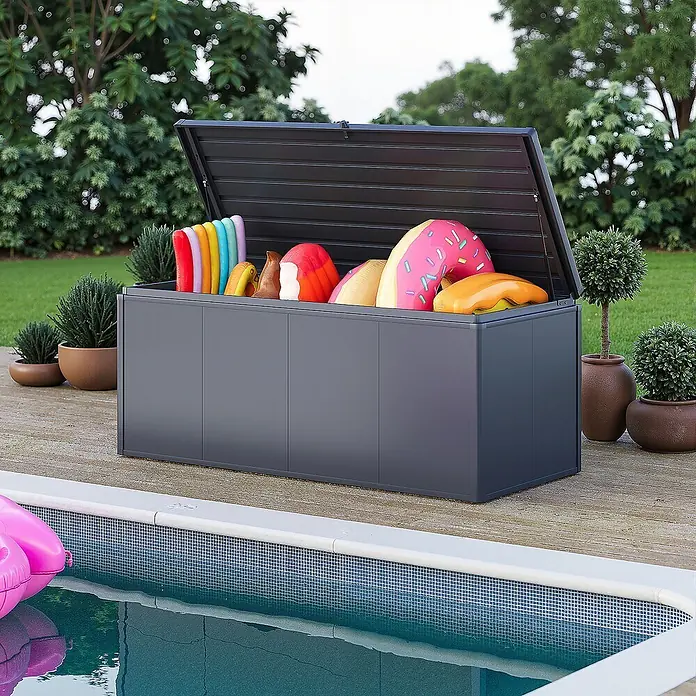 Weide Noble Gartenbox 1015 L Stahl/Alu 1,8 m x 79 cm x H 74 cm Anthrazit -  - Dunkelgraue Outdoor-Aufbewahrungsbox mit offenem Deckel, gefüllt mit bunten Pool-Spielzeugen, neben einem Swimmingpool auf Holzterrasse.