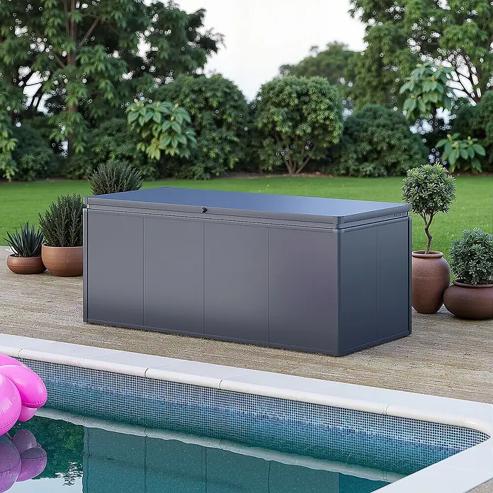 Weide Noble Gartenbox 1015 L Stahl/Alu 1,8 m x 79 cm x H 74 cm Anthrazit -  - Dunkelgraue Outdoor-Aufbewahrungsbox auf Holzdeck neben einem Swimmingpool.