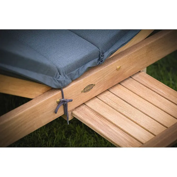 Teak Gartenliege extra hoch Sonnenliege mit Rollen Massivholz wetterfest -  - Gartenliege aus Holz mit dunkelgrauem Kissen, am Rahmen befestigt, mit Markenplakette.