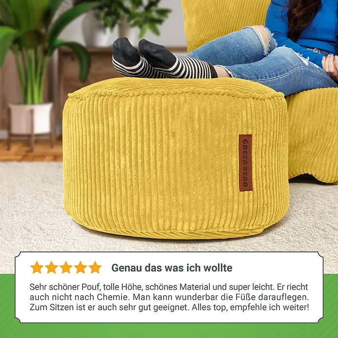 Green Bean Sitzhocker Pouf Cord mit EPS Füllung 45x25 cm Gelb -  - Gelber Kord-Pouf als Fußstütze in einem Wohnzimmer, Füße mit gestreiften Socken ruhen darauf.