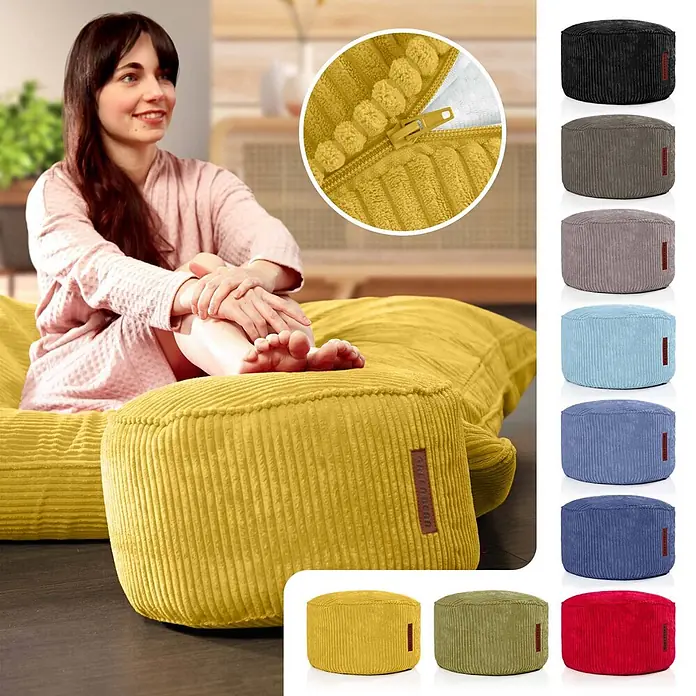 Green Bean Sitzhocker Pouf Cord mit EPS Füllung 45x25 cm Gelb -  - Frau sitzt bequem auf einem großen gelben Kord-Sitzsack mit passendem Hocker. Verschiedene farbige Kord-Hocker sind abgebildet.