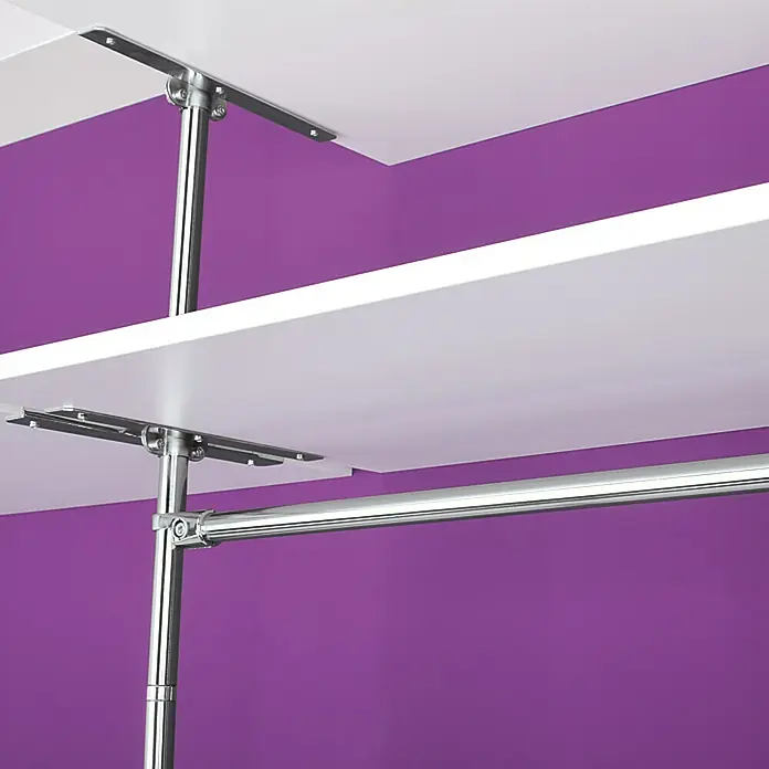 Room Plaza Inside Smart Regalboden - 700 x 500 x 19 mm, Melamin Mini Perl, Weiß - Detailansicht eines weißen Regals mit glänzenden Chromstangen, das moderne Design und Funktionalität vereint.