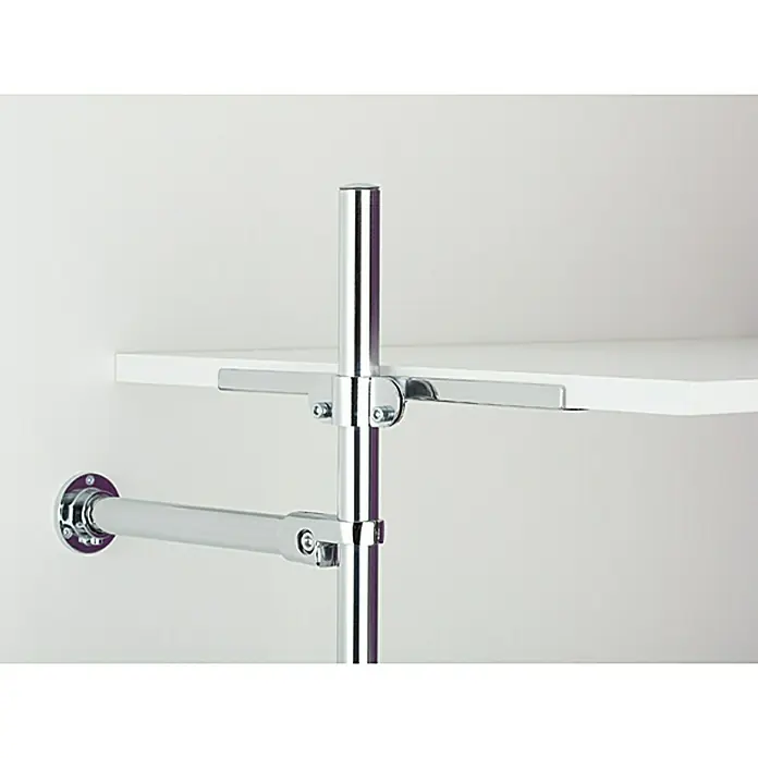 Room Plaza Inside Smart Wandhalter-Set - Passend für: Inside Smart Regalsystem, Chrom, 1 Stk. - Nahaufnahme eines modernen Schranksystems mit verchromten Rohren und weißen Regalböden, das minimalistisches Design und Funktionalität vereint.