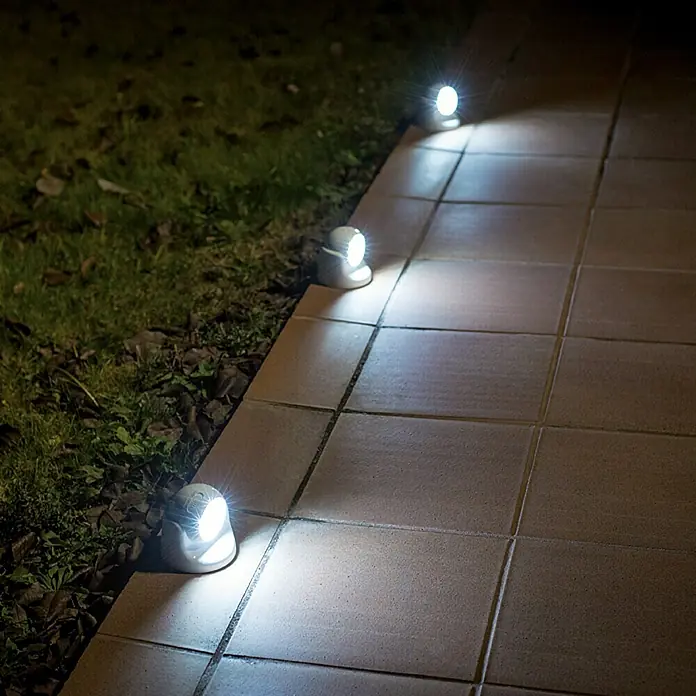 LED-Bewegungsmelder Vigilamp - Weiß, Außen - Solarleuchten säumen einen Weg und spenden nachts Licht. Sie sind ein dekoratives und energieeffizientes Beleuchtungselement für jeden Garten.