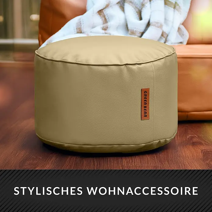 Green Bean Sitzhocker Stay Kunstleder 43x30 cm Dunkelblau -  - Hellbrauner zylindrischer Pouf/Sitzsack mit „GREEN BEAN“-Label, auf Holzboden in Wohnzimmerumgebung.