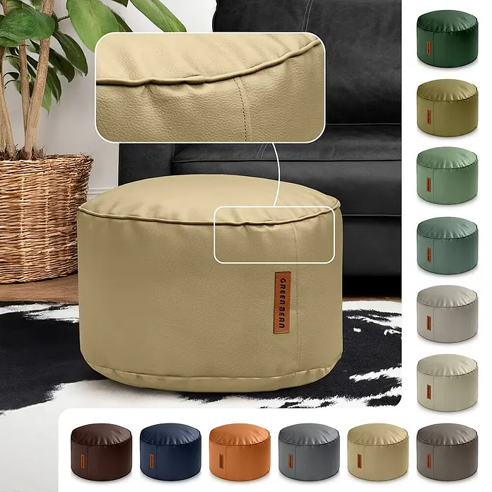 Green Bean Sitzhocker Stay Kunstleder 43x30 cm Dunkelblau -  - Hellbrauner Kunstleder-Sitzsack-Hocker mit Green Bean-Etikett auf einem gemusterten Teppich. Mehrere Farbvarianten des Hockers sind abgebildet.