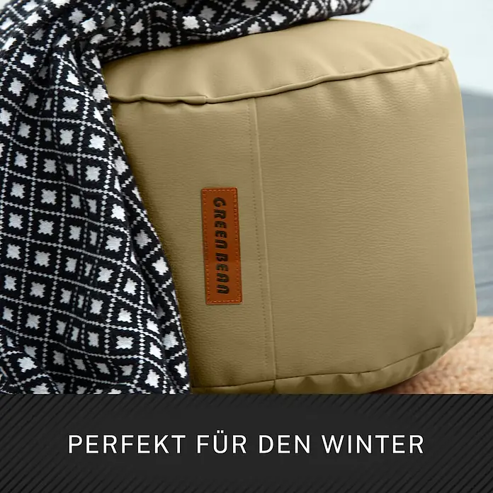 Green Bean Sitzhocker Stay Kunstleder 43x30 cm Dunkelblau -  - Beiger Leder-Look Sitzsack mit schwarz-weiß gemusterter Decke, mit 'GREEN BEAN' Etikett. Perfekt für winterlichen Komfort.