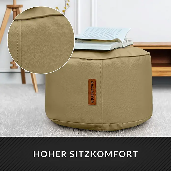 Green Bean Sitzhocker Stay Kunstleder 43x30 cm Dunkelblau -  - Beiger Kunstleder-Sitzhocker mit offenem Buch, Green Bean-Etikett und Detailansicht des strukturierten Materials. Bietet hohen Sitzkomfort.