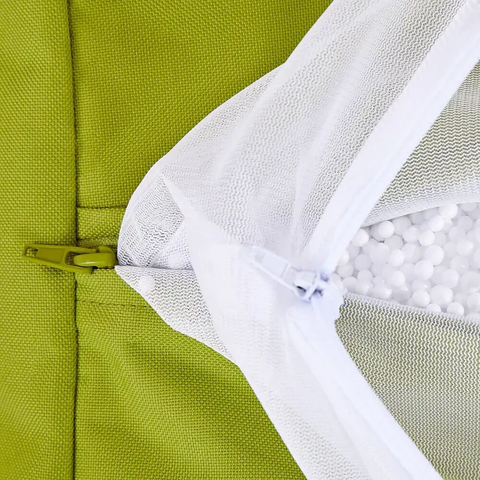 Green Bean Sitzhocker Cube mit EPS Füllung 40x40x40 cm Grün -  - Grüner Stoffbezug mit offenem weißen Netz-Innenbeutel, gefüllt mit weißen Styroporkugeln.