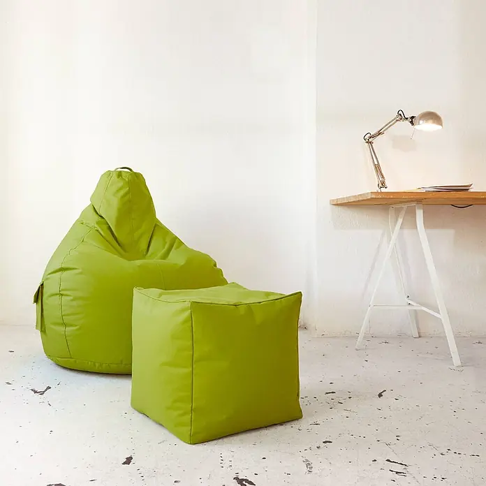 Green Bean Sitzhocker Cube mit EPS Füllung 40x40x40 cm Grün -  - Ein großer lindgrüner Sitzsack und ein passender quadratischer Hocker bieten bequeme Sitzgelegenheiten in einem modernen Raumambiente.