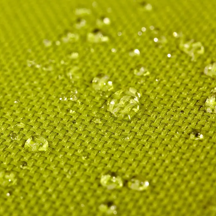 Green Bean Sitzhocker Cube mit EPS Füllung 40x40x40 cm Grün -  - Wassertropfen perlen auf hellgrünem, gewebtem, wasserabweisendem Stoff, was seine Wasserdichtigkeit hervorhebt.