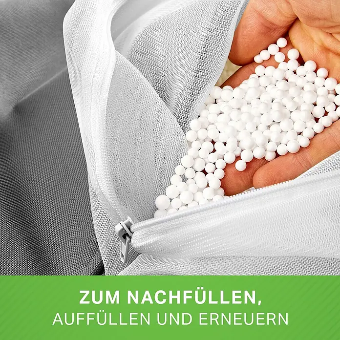 Green Bean EPS Perlen Sitzsack Füllung Nachfüllpack 1 L -  - Hand hält weiße Füllkügelchen neben einem offenen Netzbeutel zum Nachfüllen.