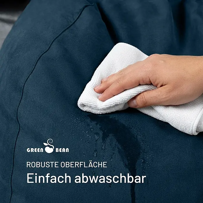 Green Bean Sitzsack Drop mit Rückenlehne 60x60x90 cm Dunkelblau -  - Eine Hand wischt eine dunkelblaue, robuste und leicht abwaschbare Stoffoberfläche mit einem weißen Tuch sauber.