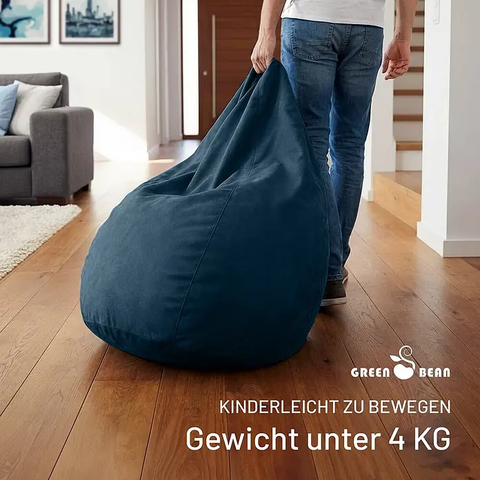 Green Bean Sitzsack Drop mit Rückenlehne 60x60x90 cm Dunkelblau -  - Dunkelblauer, leichter Sitzsack wird von einer Person getragen. Gewicht unter 4 KG.