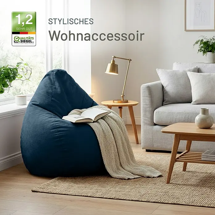 Green Bean Sitzsack Drop mit Rückenlehne 60x60x90 cm Dunkelblau -  - Dunkelblauer Sitzsack mit Buch und Decke in einem gemütlichen Wohnzimmer.