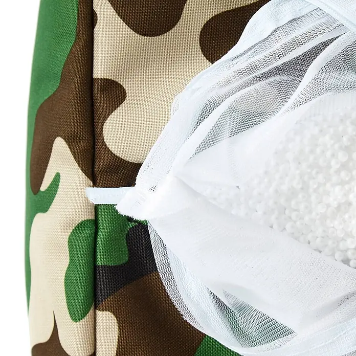 Green Bean Sitzhocker Cube mit EPS Füllung 40x40x40 cm Camouflage Grün -  - Tarnmuster-Stoffartikel mit offenem Reißverschluss, der ein weißes Netzfutter mit kleinen weißen Kügelchen zeigt.