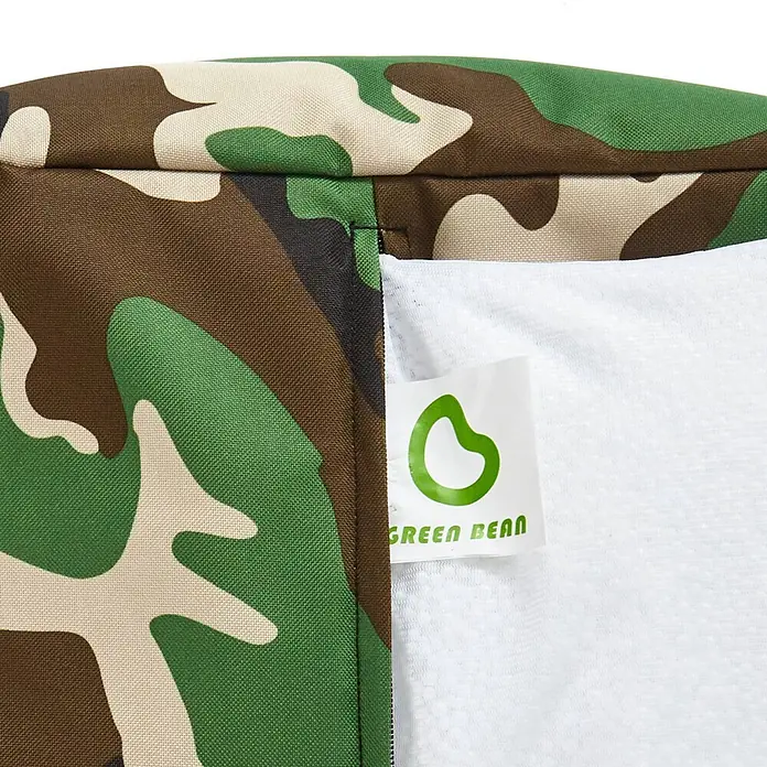 Green Bean Sitzhocker Cube mit EPS Füllung 40x40x40 cm Camouflage Grün -  - Tarnmusterstoffbezug mit weißem Innenfutter und grünem 'GREEN BEAN' Markenetikett.