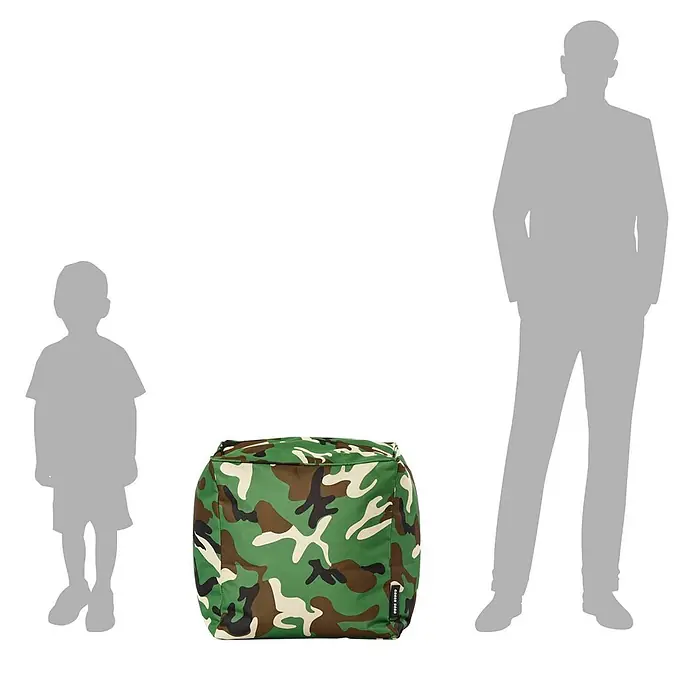 Green Bean Sitzhocker Cube mit EPS Füllung 40x40x40 cm Camouflage Grün -  - Tarnwürfelhocker in Grün, Braun und Beige, neben Kinder- und Erwachsenensilhouetten zur Größenbestimmung.