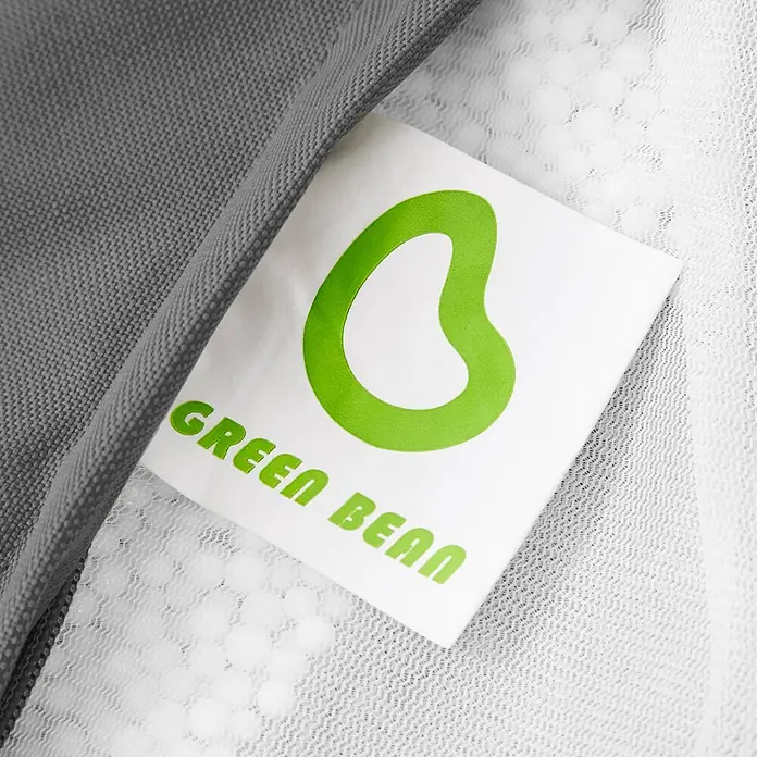Green Bean Sitzhocker Cube mit EPS Füllung 40x40x40 cm Grau -  - Weißes Green Bean Markenetikett mit grünem Bohnen-Logo, an grauem Textil befestigt.