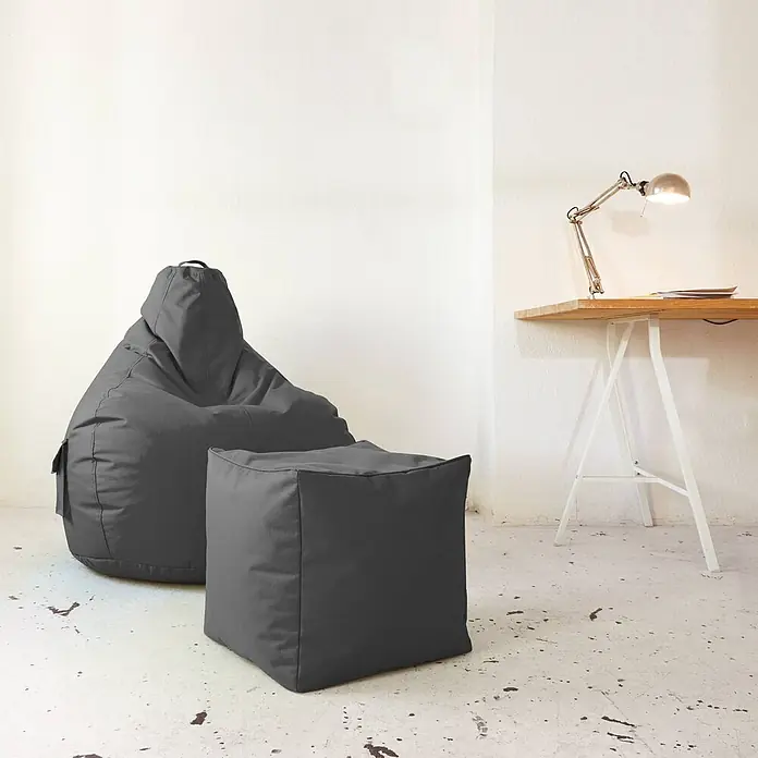 Green Bean Sitzhocker Cube mit EPS Füllung 40x40x40 cm Grau -  - Dunkelgrauer Sitzsack mit passendem Hocker, in einem modernen Raum neben einem Schreibtisch platziert.